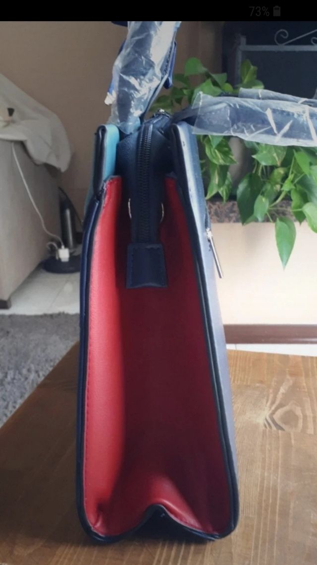 Borsa in ecopelle.colore blu e rossa.