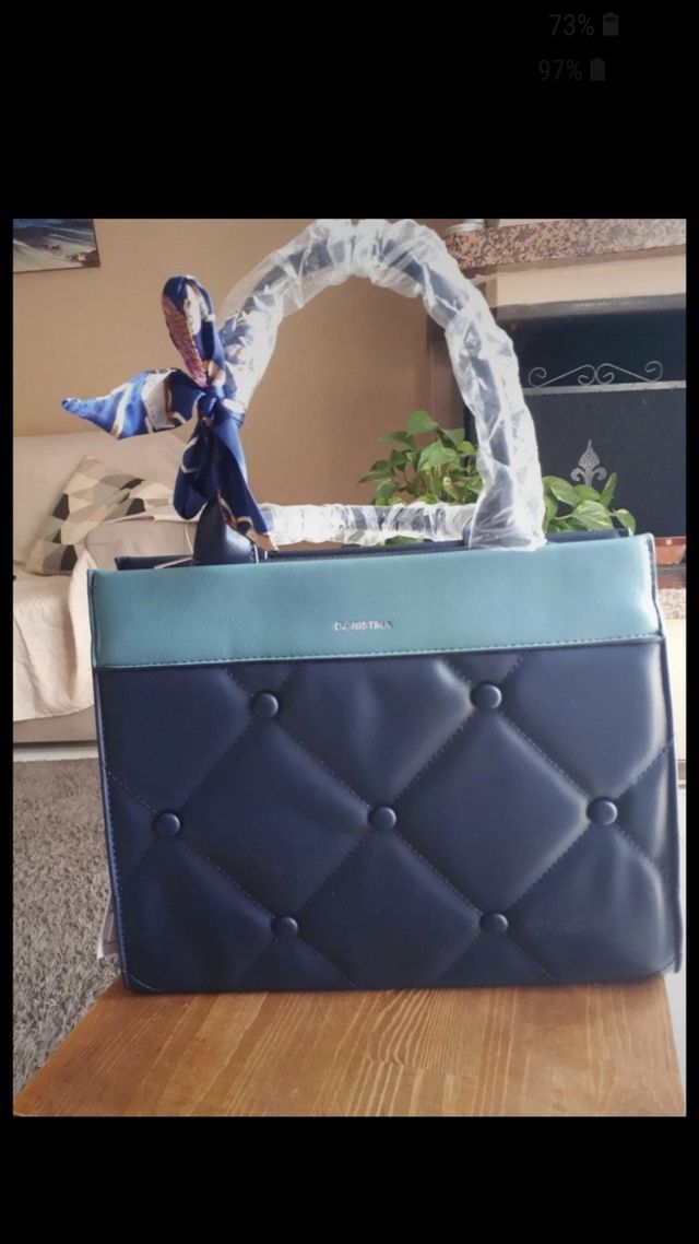 Borsa in ecopelle.colore blu e rossa.