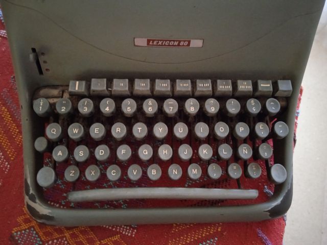 Maquina de escribir antigua
