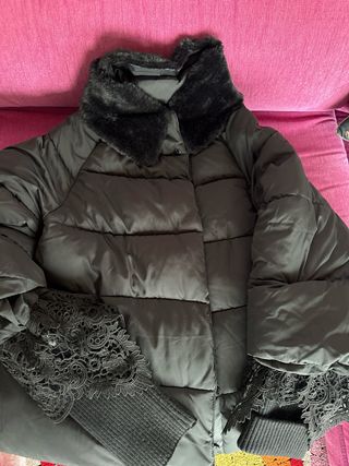 Chaqueta plumas mangas crochet XL