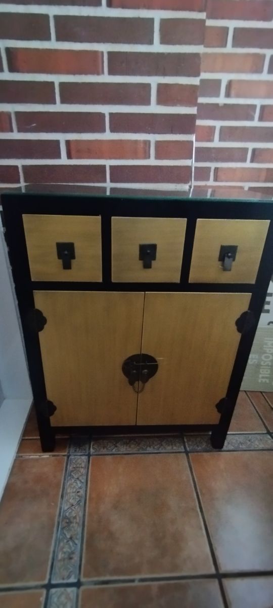 Mueble negro y dorado