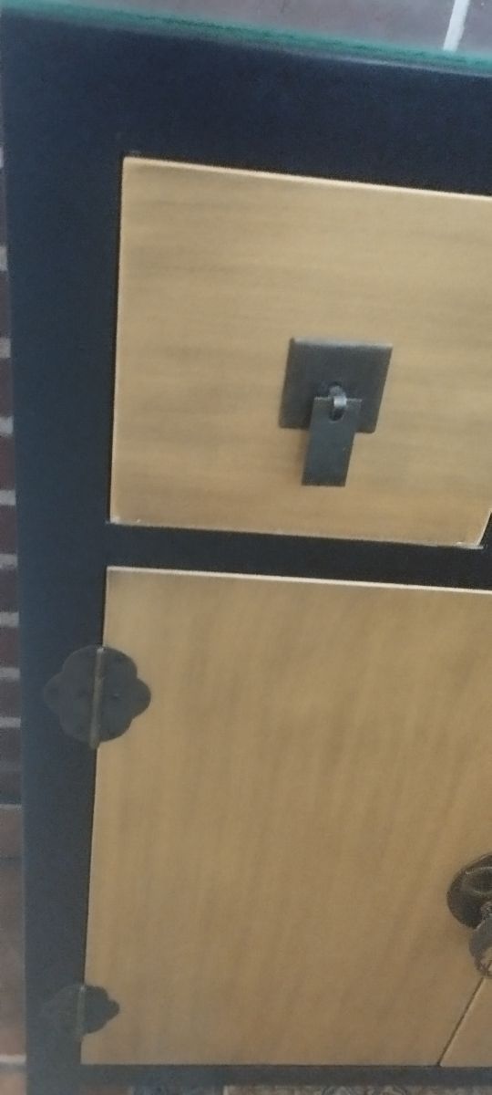 Mueble negro y dorado