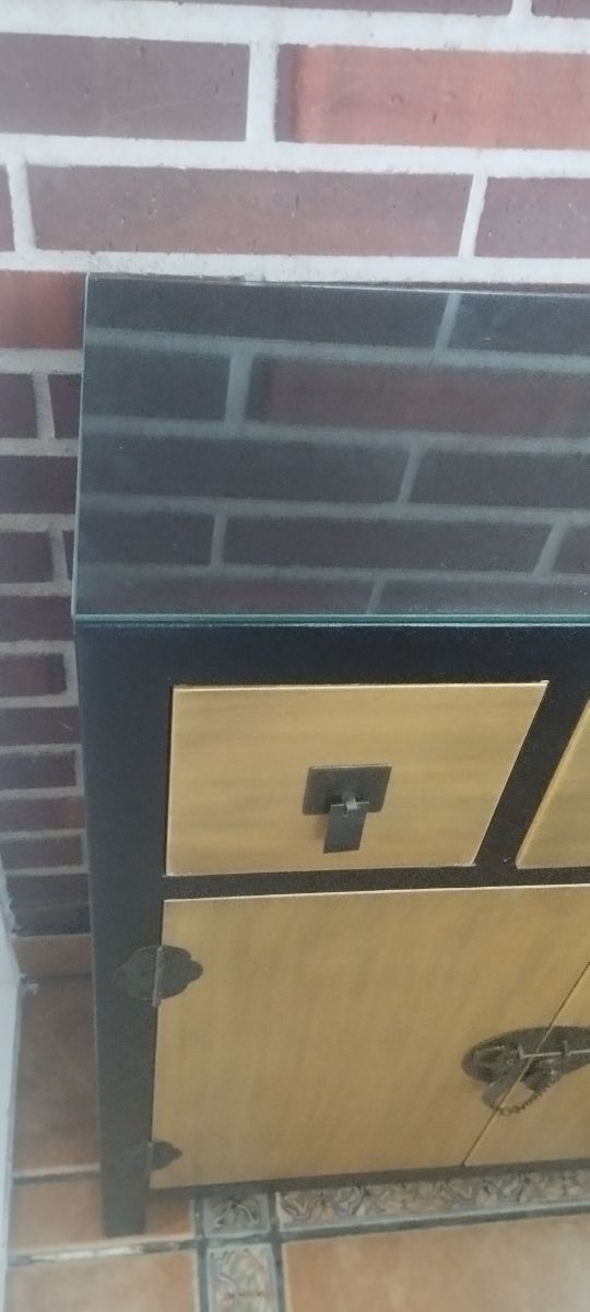 Mueble negro y dorado