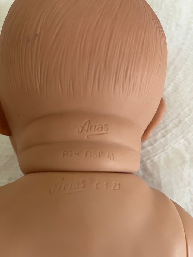 Muñeco marca Arias.