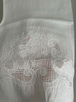 asciugamani (2) in puro lino intagliati a mano 