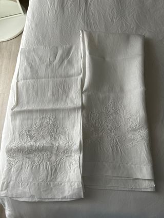 asciugamani (2) in puro lino intagliati a mano 