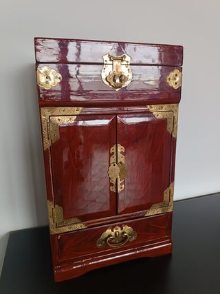 ARMARIO CHINO. LACADO ANTIGUO