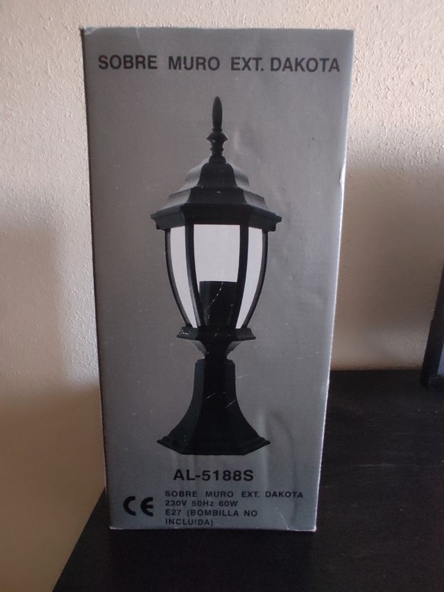 Farol sobre muro nuevo