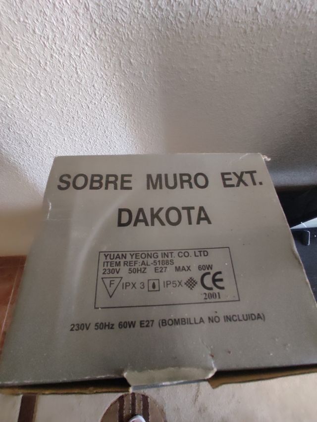 Farol sobre muro nuevo