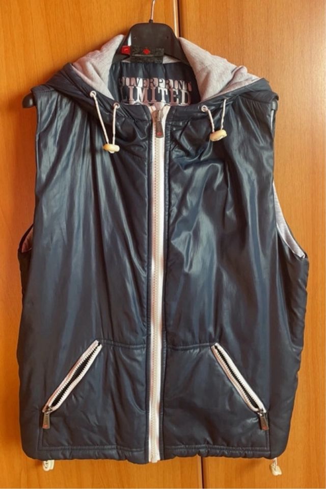 Gilet smanicato Kelto con cappuccio