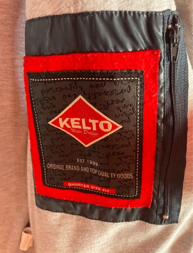 Gilet smanicato Kelto con cappuccio