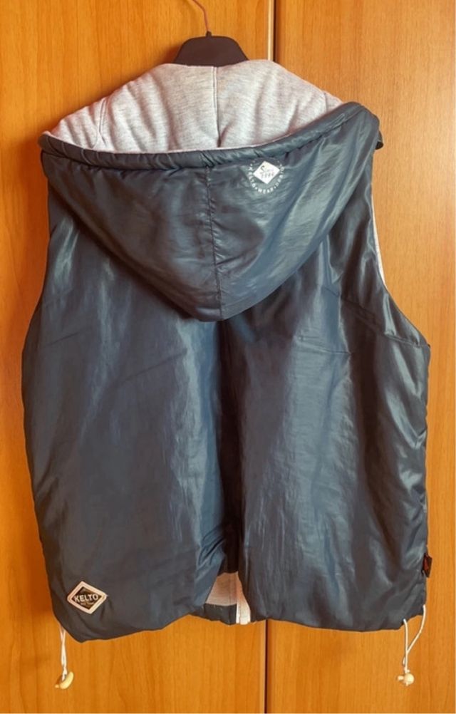 Gilet smanicato Kelto con cappuccio