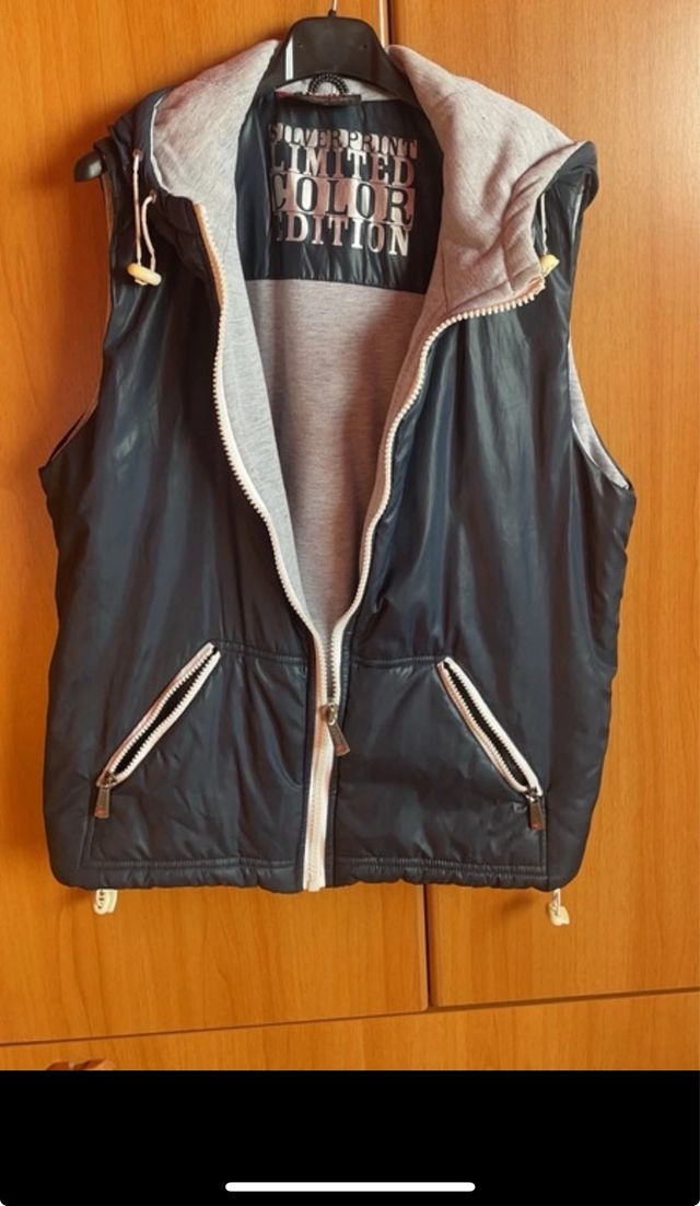 Gilet smanicato Kelto con cappuccio