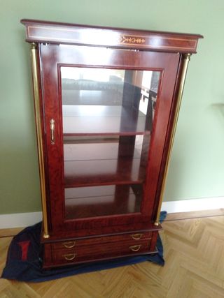 VITRINA DE MADERA Y CRISTAL