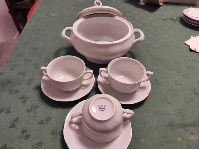 Juego de consome y jarras de cerveza