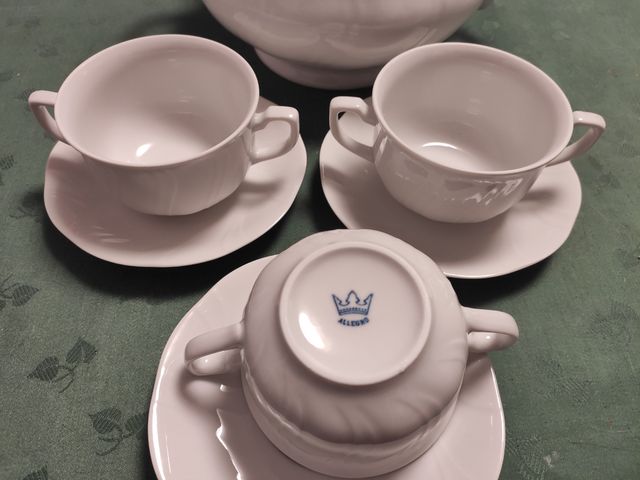 Juego de consome y jarras de cerveza