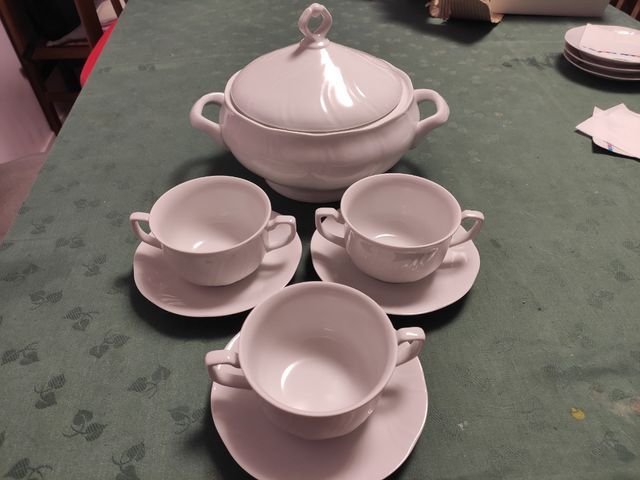 Juego de consome y jarras de cerveza