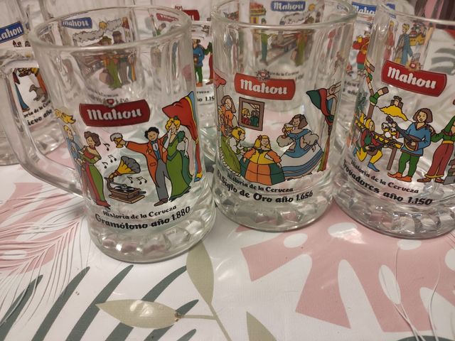 Juego de consome y jarras de cerveza