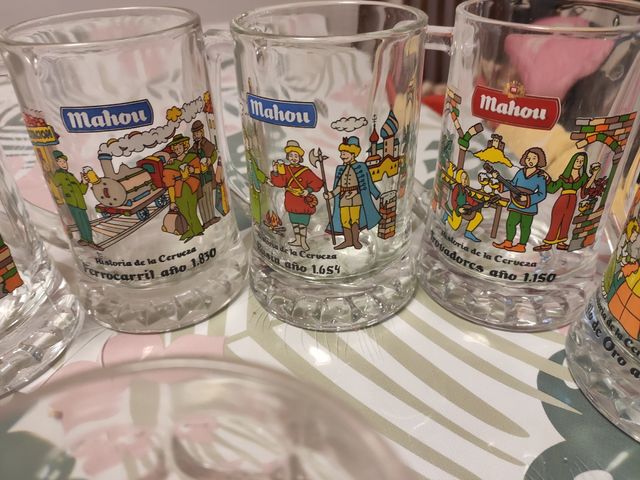 Juego de consome y jarras de cerveza