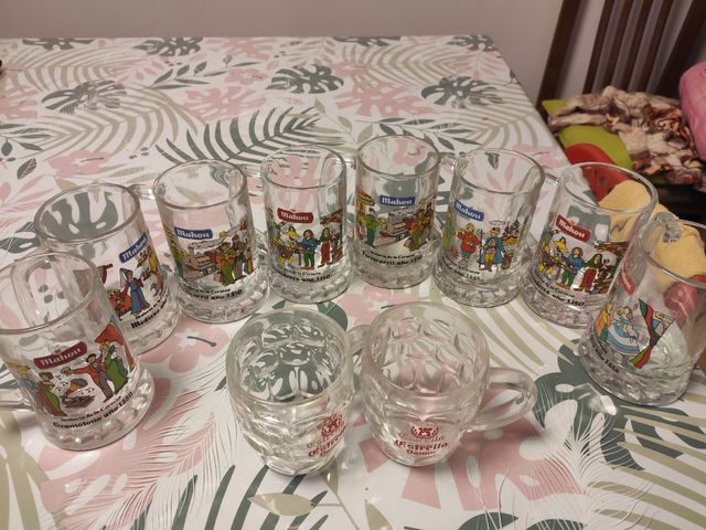 Juego de consome y jarras de cerveza