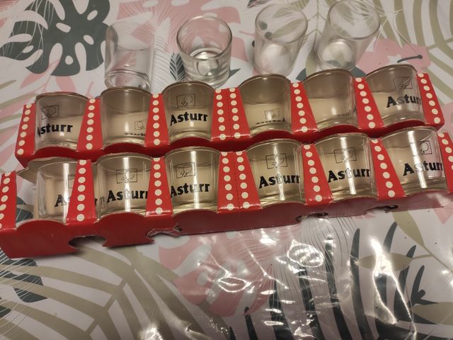 Juego de consome y jarras de cerveza