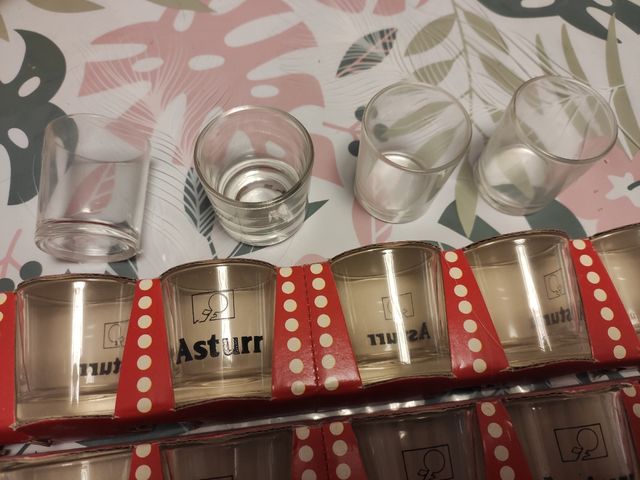 Juego de consome y jarras de cerveza