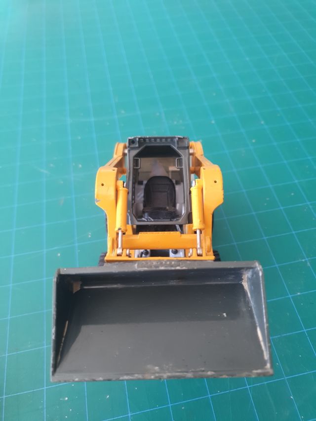 Mini cargadora MUSTANG 2105 S1:25