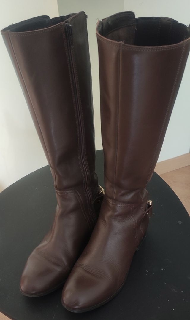 Botas de piel, marrón. 