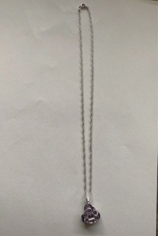 Collana con pietra viola artificiale