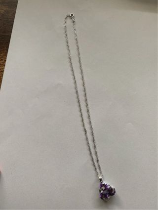 Collana con pietra viola artificiale