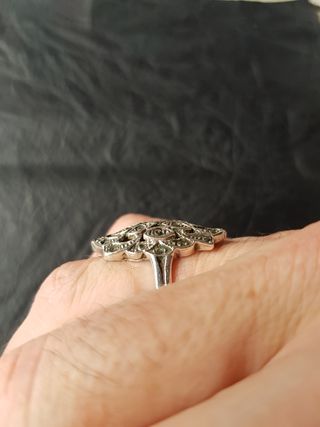 Antiguo anillo de plata maciza con piedras