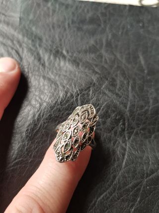 Antiguo anillo de plata maciza con piedras