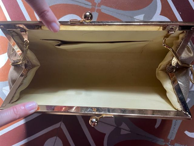 Bolso de mano dorado