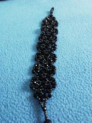 Pulsera de abalorios negros hecha a mano