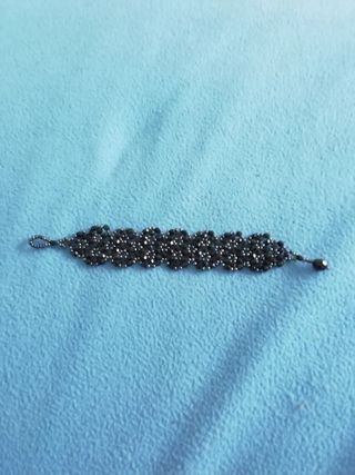 Pulsera de abalorios negros hecha a mano