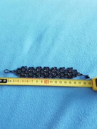 Pulsera de abalorios negros hecha a mano