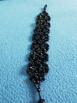 Pulsera de abalorios negros hecha a mano