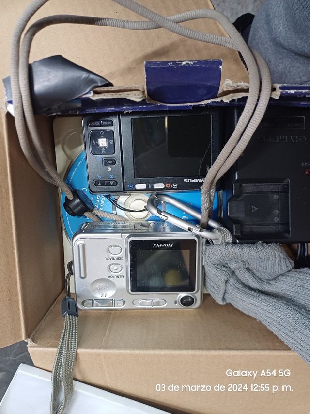 Tavoli, pezzi di ricambio e telefono cellulare chiedi anche prec