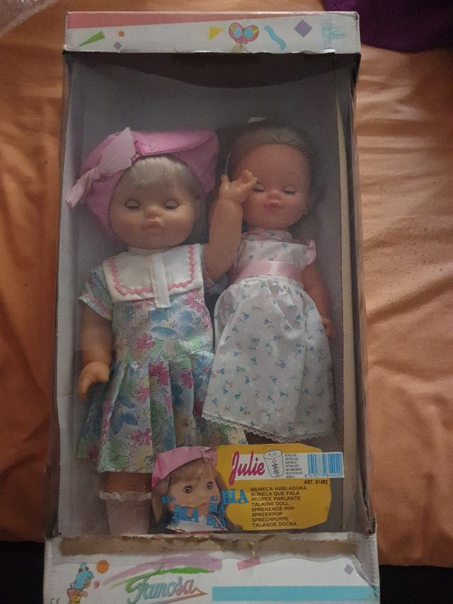 Muñeca habladora julie y otra muñeca
