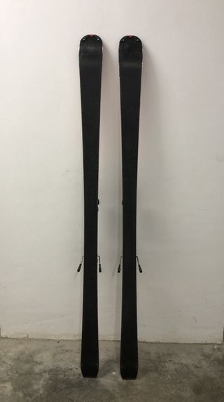 Esquís y  bastones.
