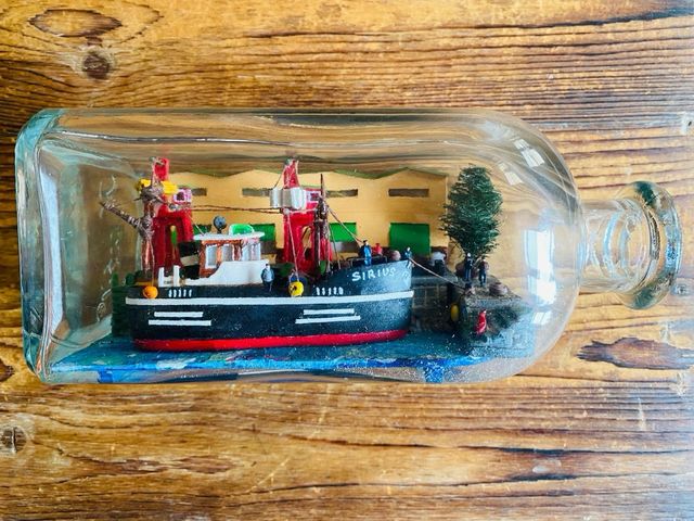 Barco TINTIN. Sirius. Dentro de botella. Con luz.