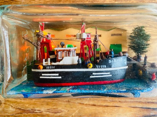 Barco TINTIN. Sirius. Dentro de botella. Con luz.