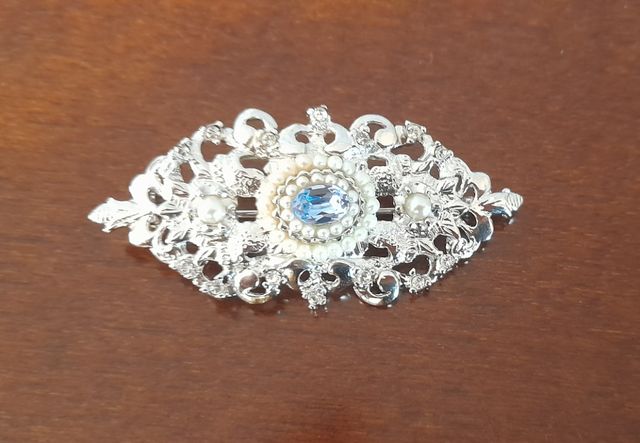Aguja mantilla plata y perlas