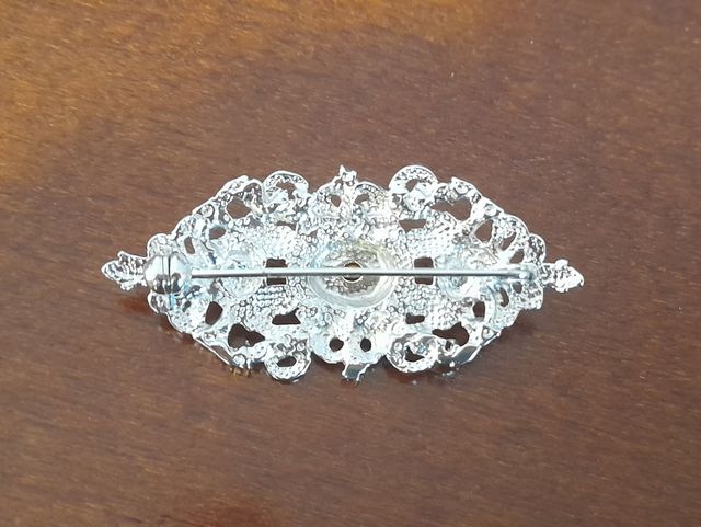 Aguja mantilla plata y perlas