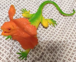 Lucertola verde testa collare arancione giocattolo