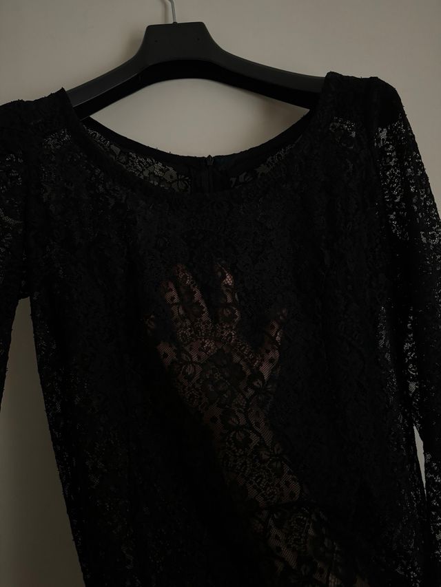 Vestito nero elegante di pizzo sartoriale