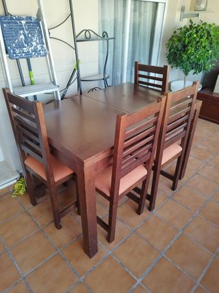 Mesa de comedor extensible y 4 sillas a juego