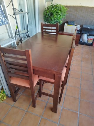 Mesa de comedor extensible y 4 sillas a juego