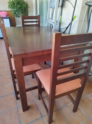 Mesa de comedor extensible y 4 sillas a juego
