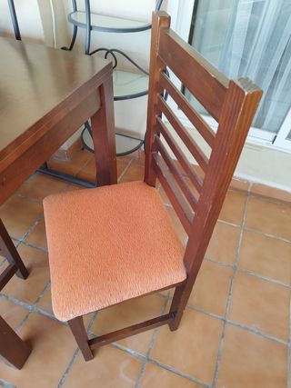 Mesa de comedor extensible y 4 sillas a juego